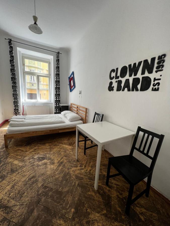 Clown And Bard Hostel Prag Eksteriør billede